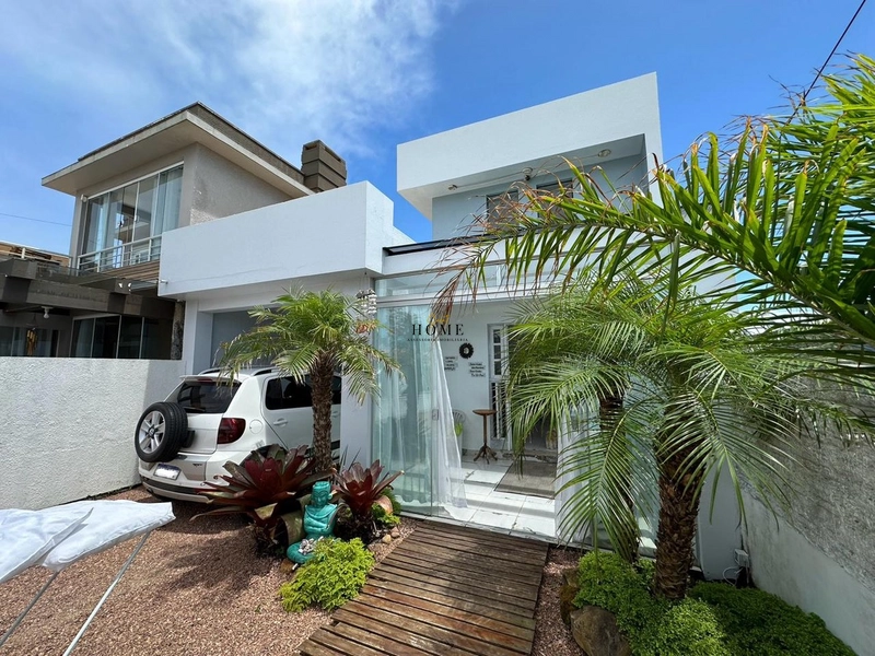 Casa com piscina próxima ao mar: 1ª foto da galeria de imagens do imóvel