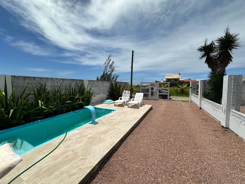 Casa com piscina próxima ao mar: 3ª foto da galeria de imagens do imóvel
