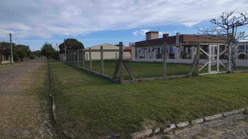 Terreno à venda próximo ao mar : 1ª foto da galeria de imagens do imóvel