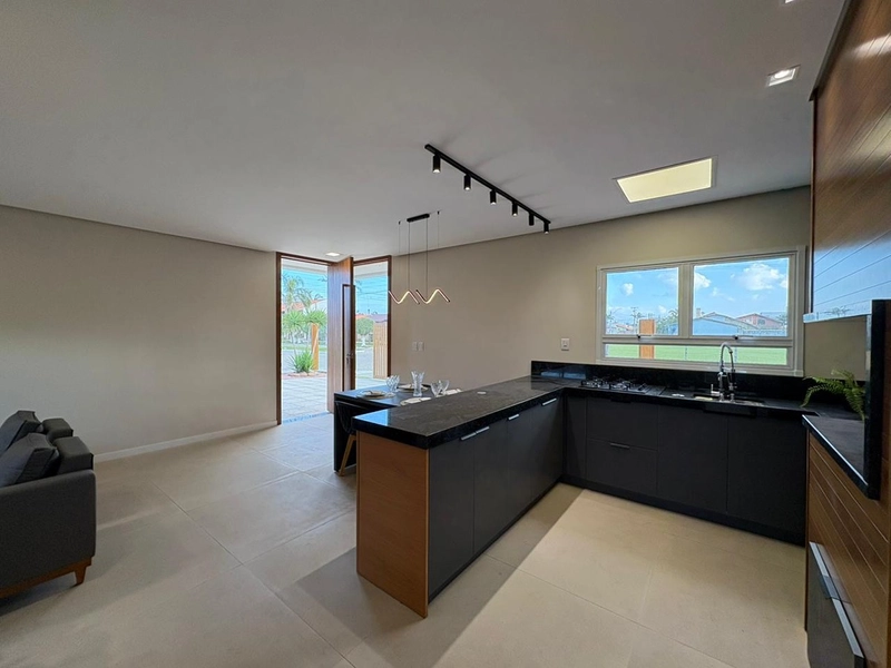 🏡 Casa de esquina com excelente padrão construtivo: 15ª foto da galeria de imagens do imóvel