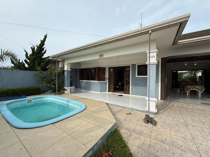 Casa à venda em Atlântida Sul: 2ª foto da galeria de imagens do imóvel