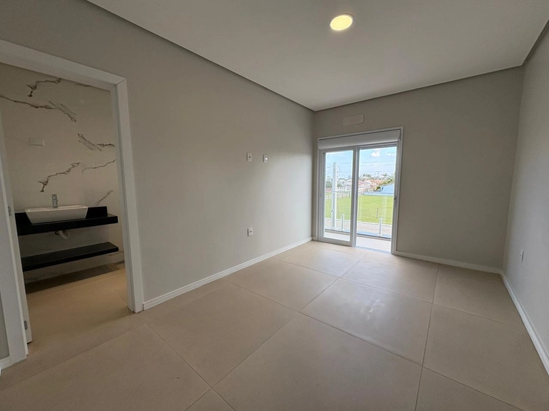 🏡 Casa de esquina com excelente padrão construtivo: 18ª foto da galeria de imagens do imóvel