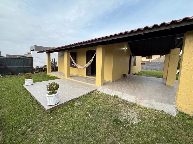 Casa à venda em área nobre do Centro de Imbé : 1ª foto da galeria de imagens do imóvel