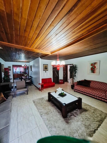 Casa á venda, próximo ao mar: 2ª foto da galeria de imagens do imóvel