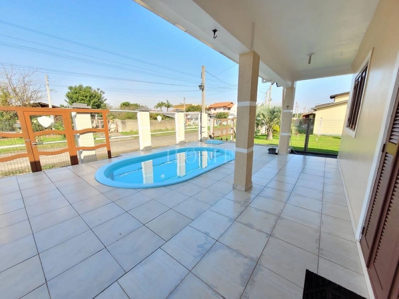 Casa à venda com piscina: 1ª foto da galeria de imagens do imóvel