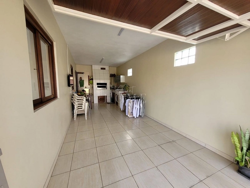 Casa à venda com piscina: 4ª foto da galeria de imagens do imóvel