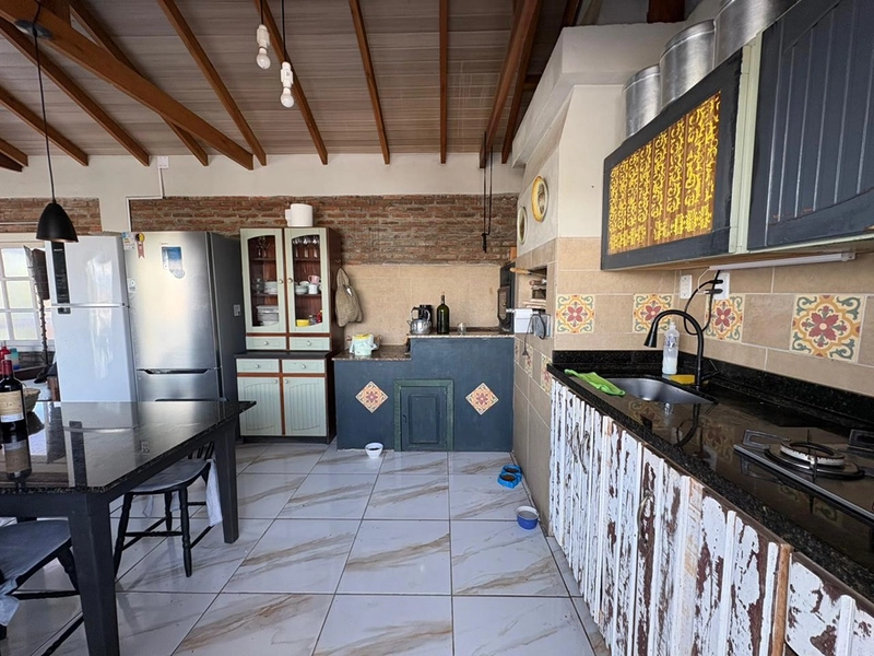 🏡 Linda residência de esquina à venda em Albatroz – apenas 100 metros do mar! 🌊✨: 31ª foto da galeria de imagens do imóvel