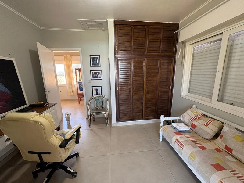 🏡 Linda residência de esquina à venda em Albatroz – apenas 100 metros do mar! 🌊✨: 8ª foto da galeria de imagens do imóvel
