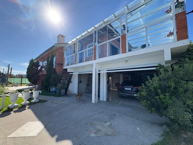 🏡 Linda residência de esquina à venda em Albatroz – apenas 100 metros do mar! 🌊✨: 3ª foto da galeria de imagens do imóvel