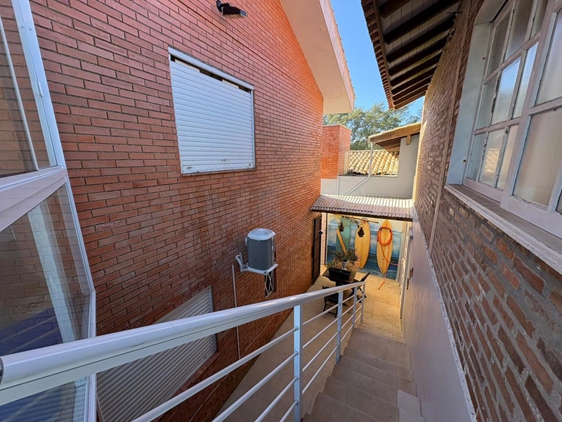 🏡 Linda residência de esquina à venda em Albatroz – apenas 100 metros do mar! 🌊✨: 26ª foto da galeria de imagens do imóvel