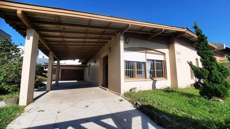 Casa à venda próxima ao mar em Imbé : 1ª foto da galeria de imagens do imóvel