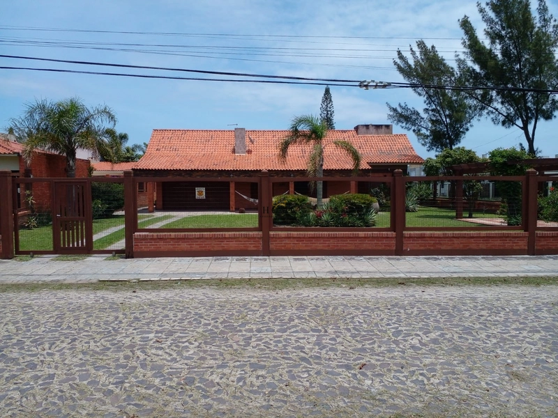 Casa à venda com 2 terrenos em Xangri-lá: 1ª foto da galeria de imagens do imóvel