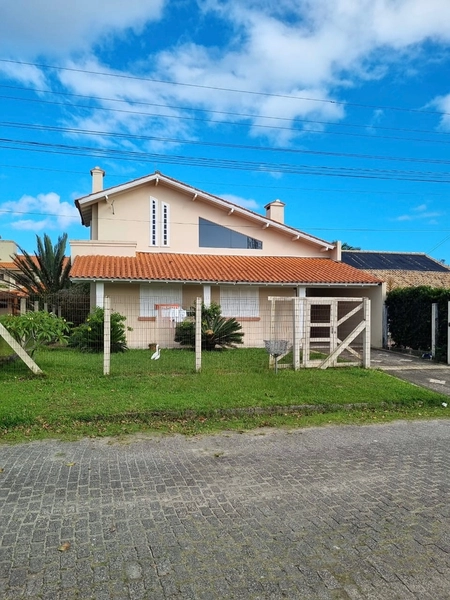 Casa à venda em Imbé - Centro: 1ª foto da galeria de imagens do imóvel