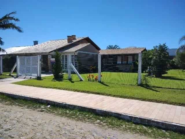Casa à venda no centro de Imbé: 1ª foto da galeria de imagens do imóvel