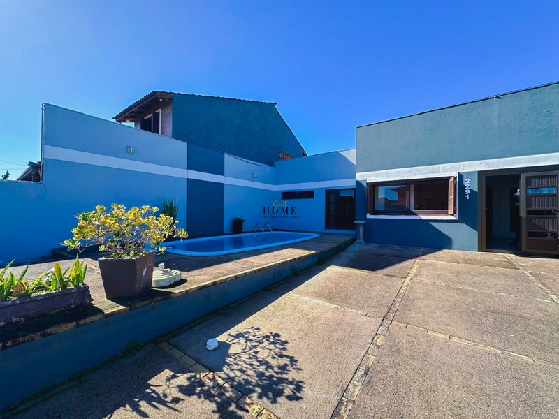 Casa de esquina com piscina no centro de Imbé: 1ª foto da galeria de imagens do imóvel