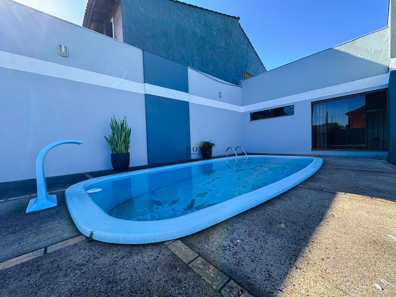 Casa de esquina com piscina no centro de Imbé: 2ª foto da galeria de imagens do imóvel