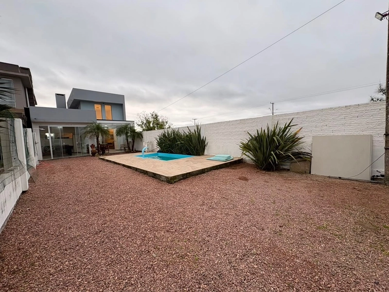 🏡 Sobrado com Piscina no Centro de Imbé – Apenas 4 Quadras do Mar!: 2ª foto da galeria de imagens do imóvel