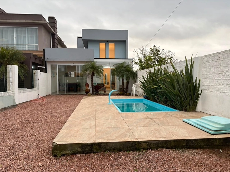 🏡 Sobrado com Piscina no Centro de Imbé – Apenas 4 Quadras do Mar!: 1ª foto da galeria de imagens do imóvel