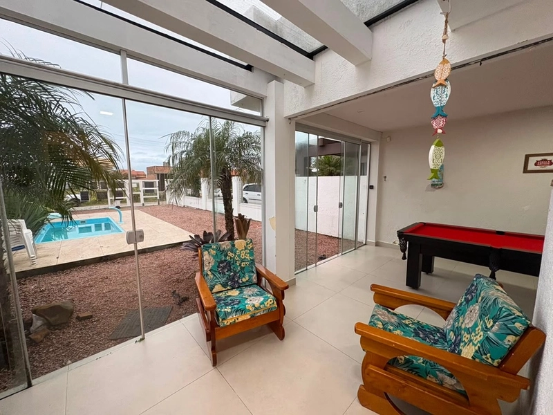 🏡 Sobrado com Piscina no Centro de Imbé – Apenas 4 Quadras do Mar!: 5ª foto da galeria de imagens do imóvel
