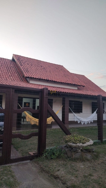 Casa à venda no centro de Imbé: 1ª foto da galeria de imagens do imóvel