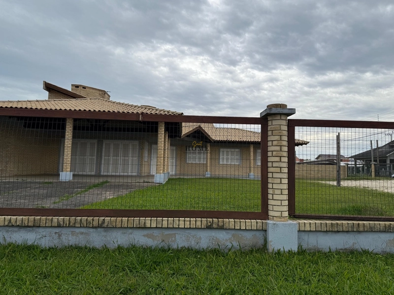 Casa com 2 terrenos próximo ao mar: 1ª foto da galeria de imagens do imóvel