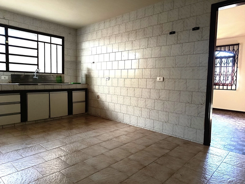 Casa Térrea com 3 Quartos para Locação – Bairro Portão: 3ª foto da galeria de imagens do imóvel