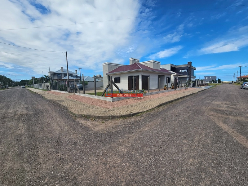 Com 2 terrenos e piscina: 3ª foto da galeria de imagens do imóvel