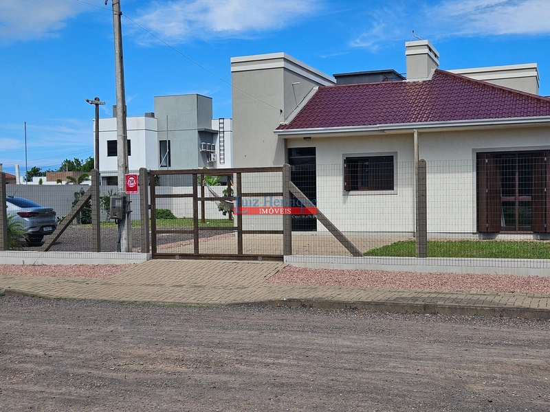 Com 2 terrenos e piscina: 2ª foto da galeria de imagens do imóvel