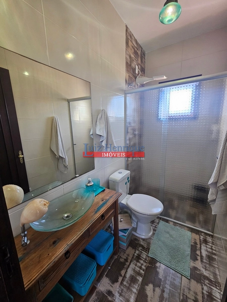 Com 2 terrenos e piscina: 34ª foto da galeria de imagens do imóvel