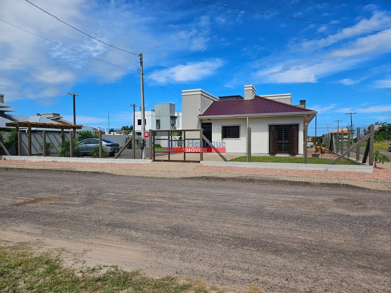 Com 2 terrenos e piscina: 1ª foto da galeria de imagens do imóvel