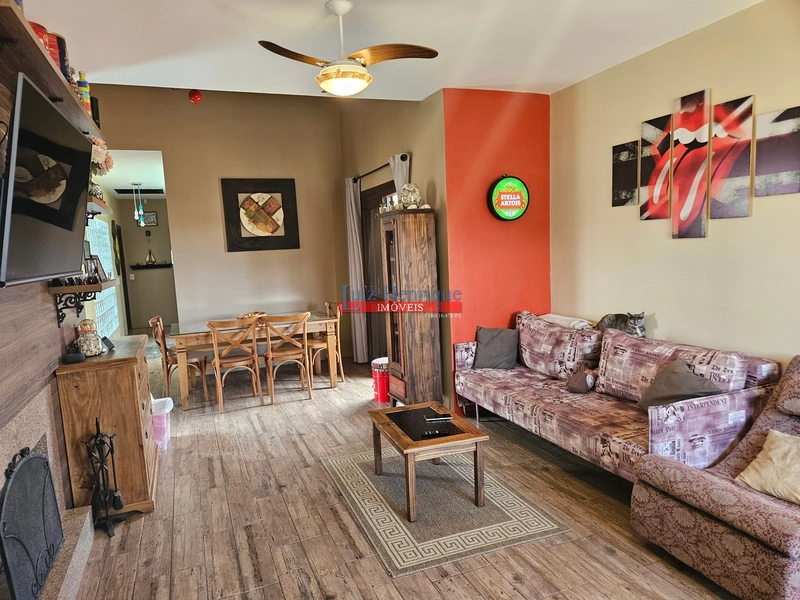 Com 2 terrenos e piscina: 24ª foto da galeria de imagens do imóvel