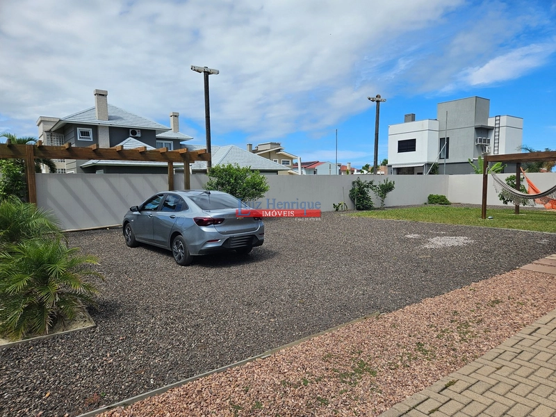 Com 2 terrenos e piscina: 10ª foto da galeria de imagens do imóvel