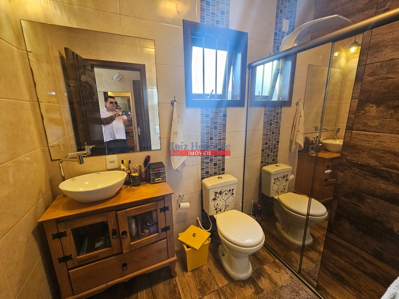 Com 2 terrenos e piscina: 42ª foto da galeria de imagens do imóvel