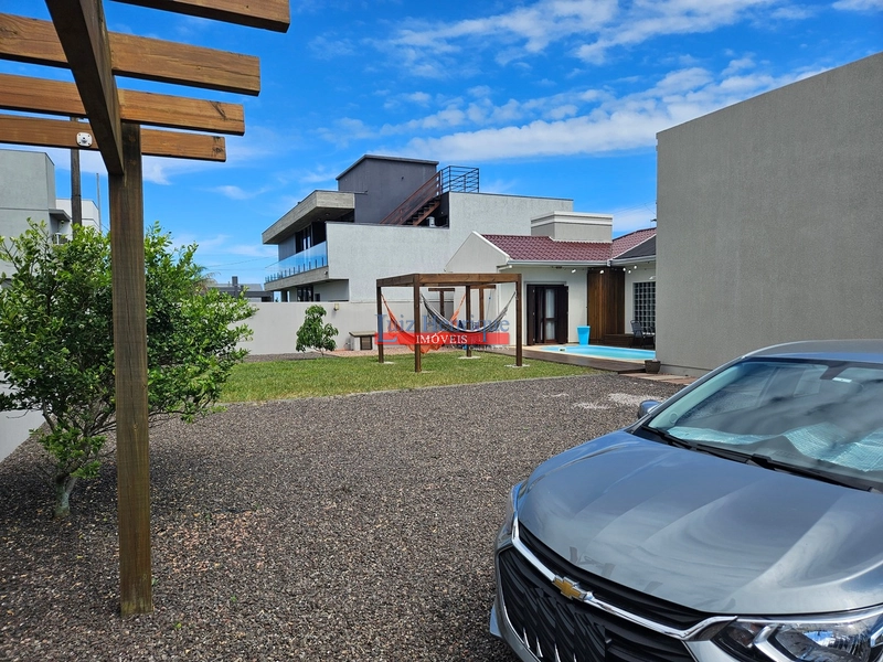 Com 2 terrenos e piscina: 14ª foto da galeria de imagens do imóvel