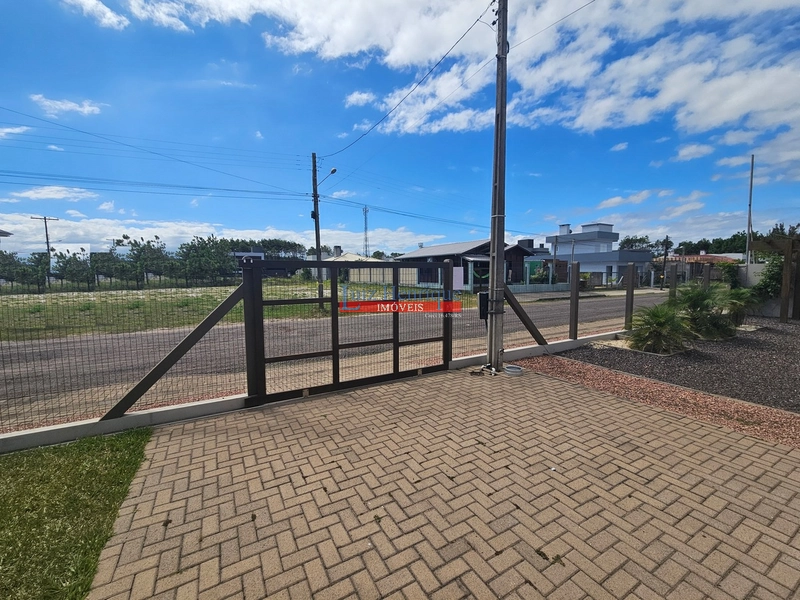 Com 2 terrenos e piscina: 18ª foto da galeria de imagens do imóvel