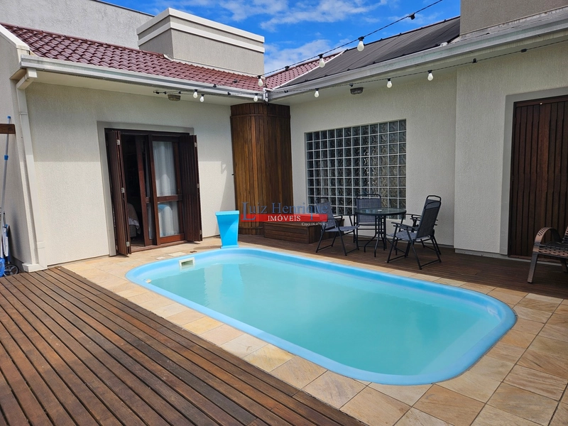 Com 2 terrenos e piscina: 49ª foto da galeria de imagens do imóvel