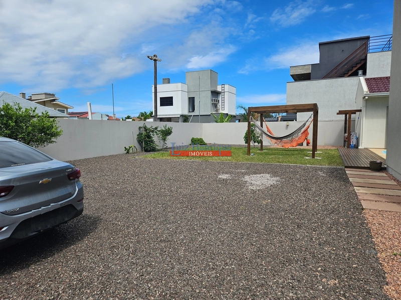 Com 2 terrenos e piscina: 11ª foto da galeria de imagens do imóvel