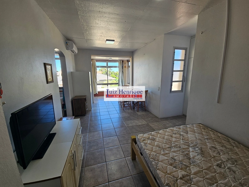 Pertinho do mar e junto ao comércio local.: 4ª foto da galeria de imagens do imóvel