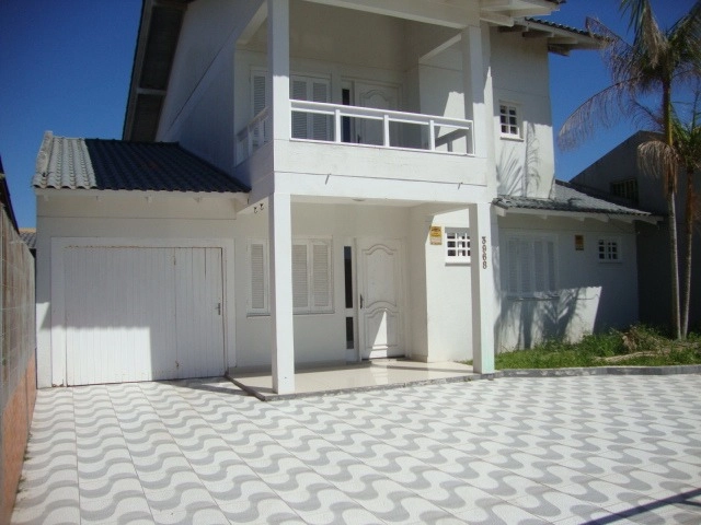 Linda casa com piscina.: 2ª foto da galeria de imagens do imóvel