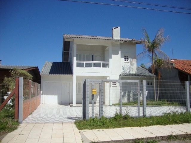 Linda casa com piscina.: 1ª foto da galeria de imagens do imóvel