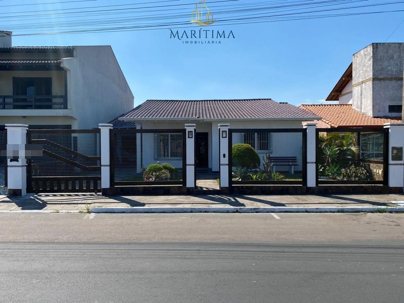 Linda casa com piscina!: 1ª foto da galeria de imagens do imóvel