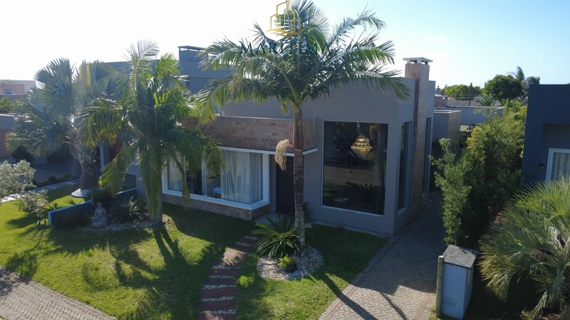 Casa com 04 suítes e piscina aquecida, em condomínio fechado!: 1ª foto da galeria de imagens do imóvel