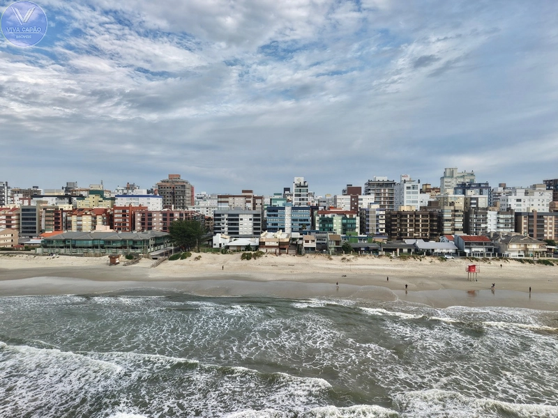 APARTAMENTO À VENDA! PÉ NA AREIA, BEM LOCALIZADO NA BEIRA MAR DE CAPÃO: 3ª foto da galeria de imagens do imóvel