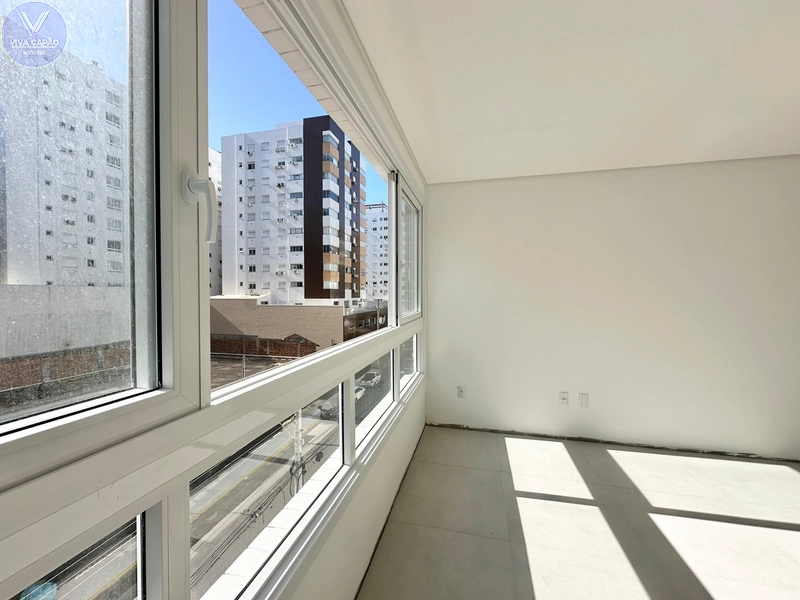 APARTAMENTO AMPLO COM SACADA DE FRENTE, JUNTO AO MAR: 2ª foto da galeria de imagens do imóvel