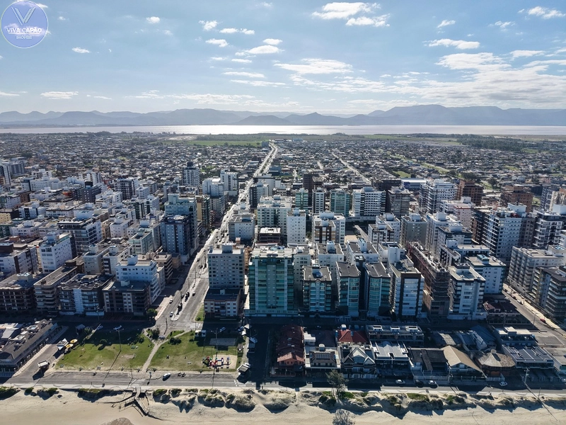 APARTAMENTO AMPLO COM SACADA DE FRENTE, JUNTO AO MAR: 3ª foto da galeria de imagens do imóvel