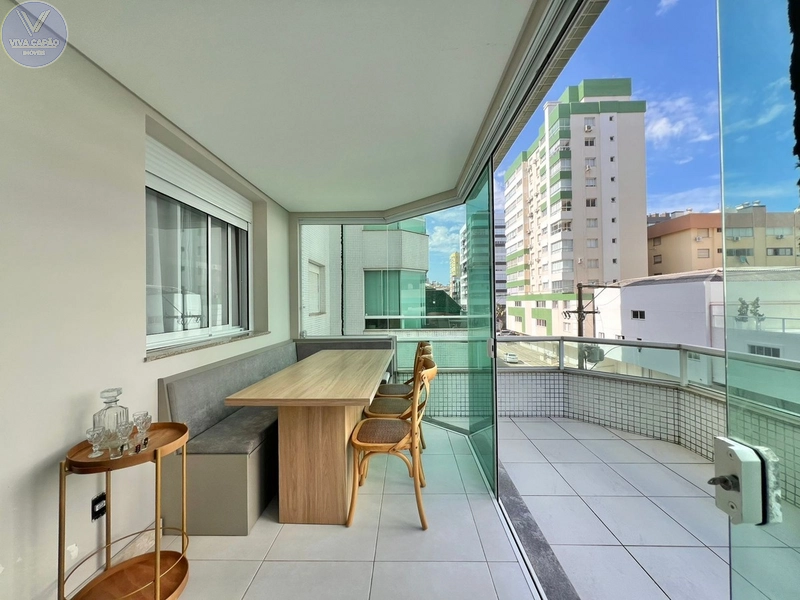 SACADA DE FRENTE E TERRAÇO ESPAÇOSO – CONFORTO COM ESTILO: 2ª foto da galeria de imagens do imóvel