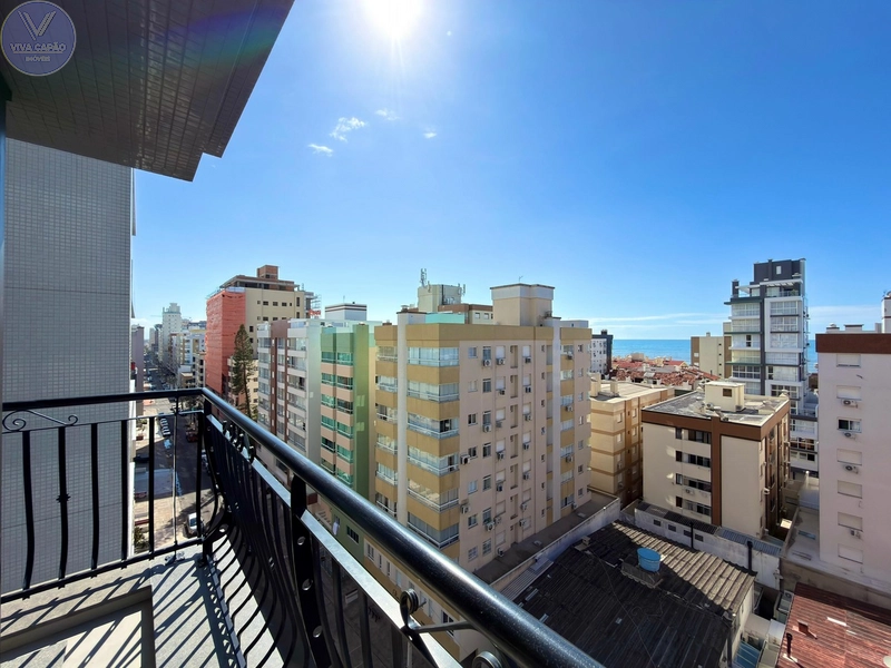 APARTAMENTO À VENDA EM CAPÃO DA CANOA COM SACADA DE FRENTE E VISTA MAR: 2ª foto da galeria de imagens do imóvel
