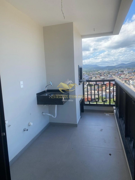 Lindo apartamento sem mobília com sacada: 2ª foto da galeria de imagens do imóvel