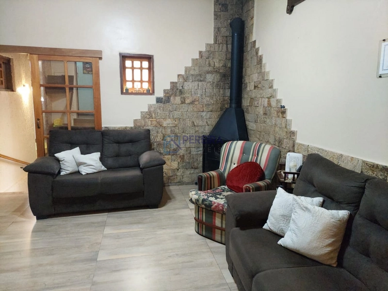 Casa com 03 dormitórios: 4ª foto da galeria de imagens do imóvel