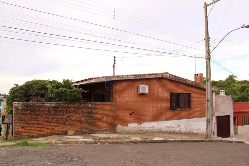Casa de 04 dormitórios no centro.: 5ª foto da galeria de imagens do imóvel